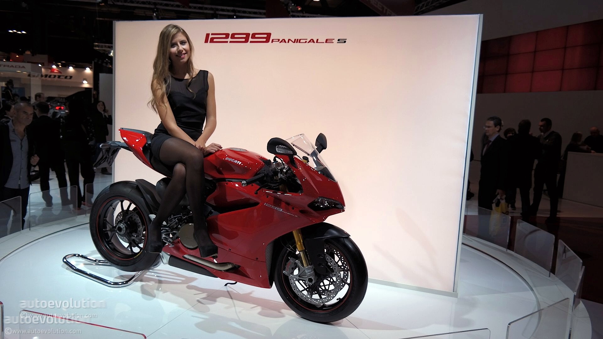 Wanita-wanita Cantik Pemanis Ajang LA Auto Show 2014