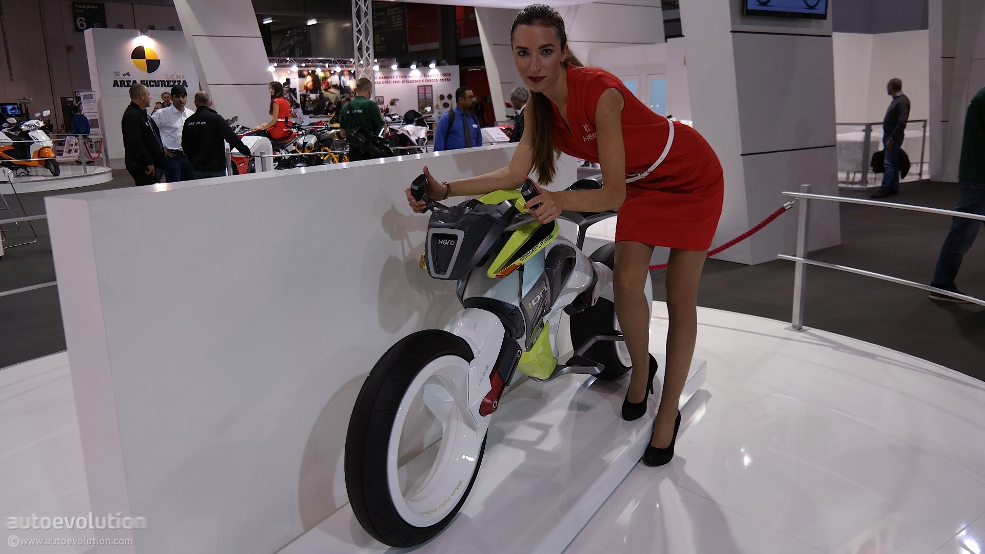 Wanita-wanita Cantik Pemanis Ajang LA Auto Show 2014