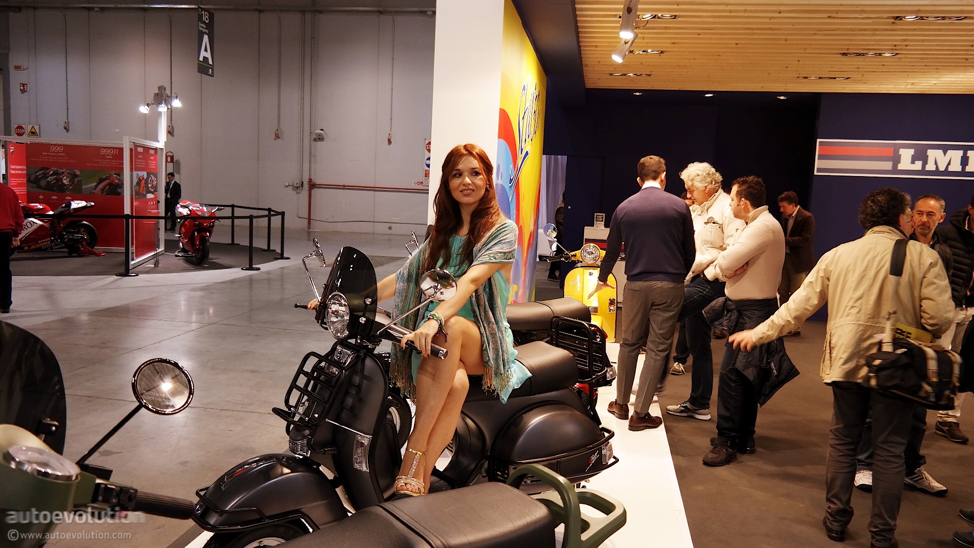 Wanita-wanita Cantik Pemanis Ajang LA Auto Show 2014