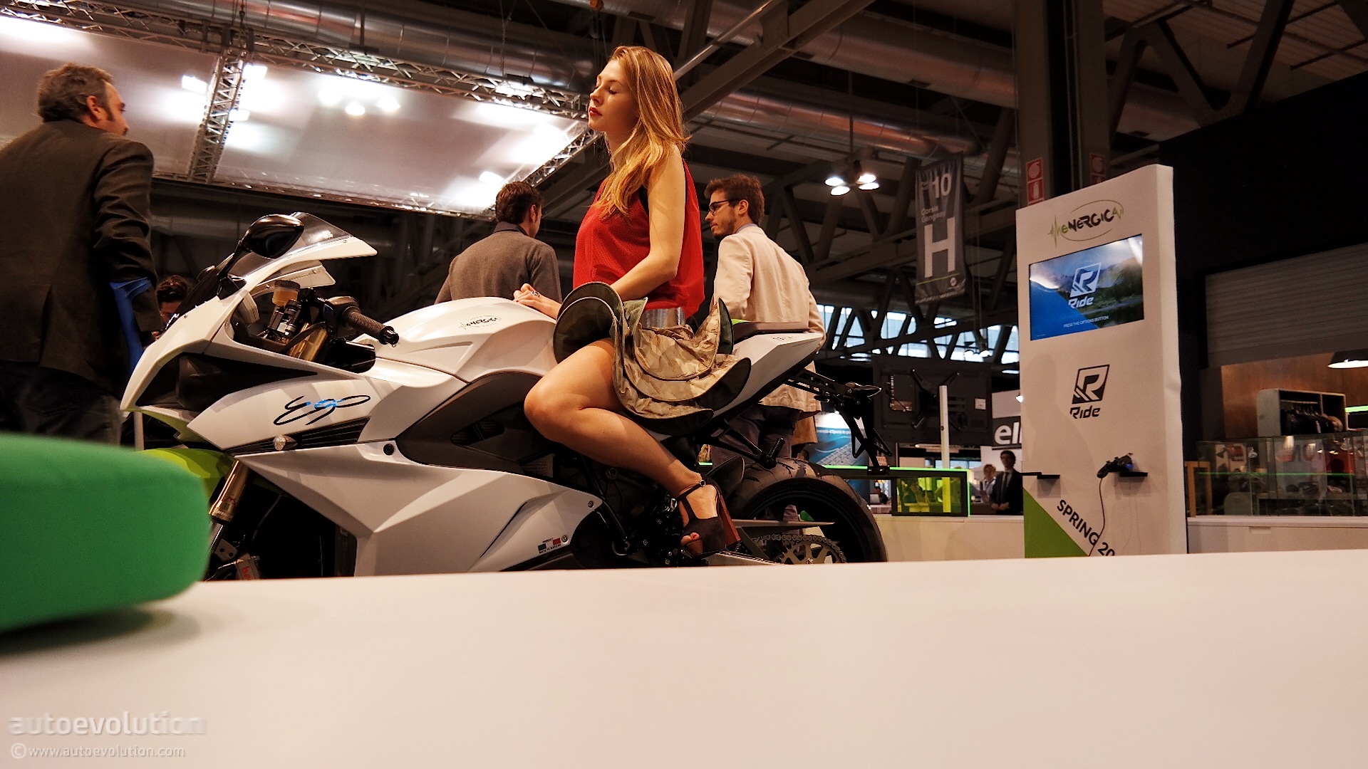 Wanita-wanita Cantik Pemanis Ajang LA Auto Show 2014