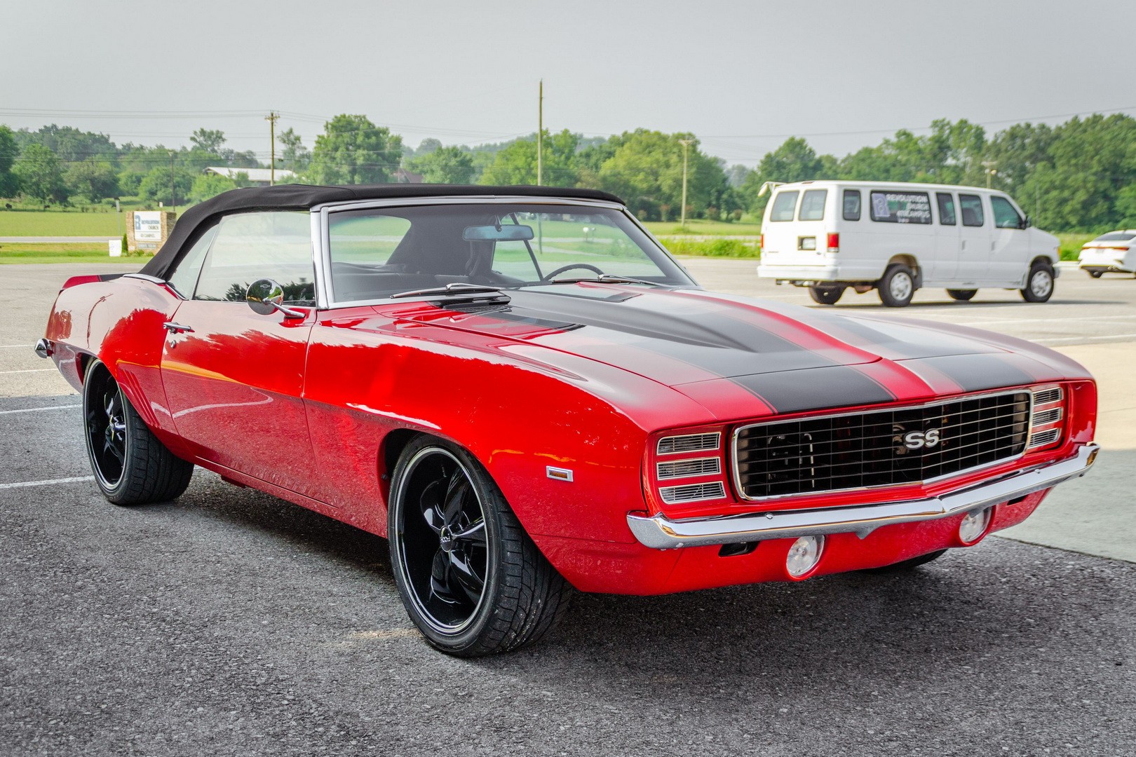 Chevy Camaro SS Tahun 1969 Perjalanan Dengan Mengombakan Rambut Dari Tiupan Angin
