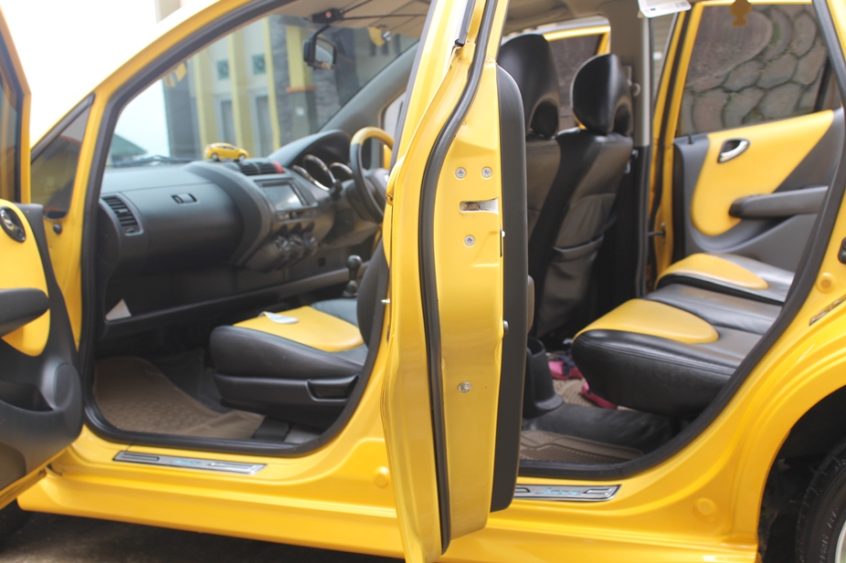Over Credit Honda Jazz Vtec 2005 MT Limited Edition "Kuning" --> Khusus Pemakai