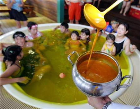 Berbagai Macam Cara Mandi Yang Aneh, Mulai dari Mandi Minyak Sampai Mandi Kuah Kari
