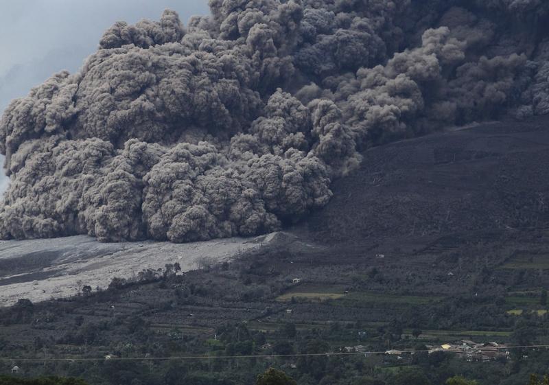Foto-foto Letusan Terbaru Gunung Sinabung Kemarin. Superb gan.