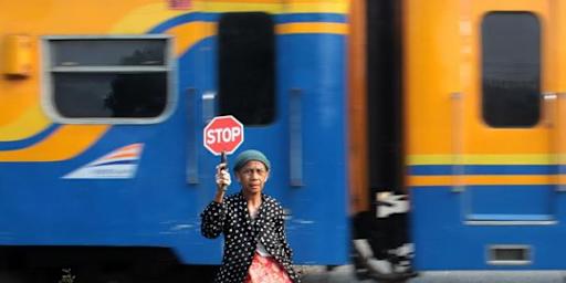 Kisah Nenek Masmatum, 30 tahun jaga perlintasan tanpa palang