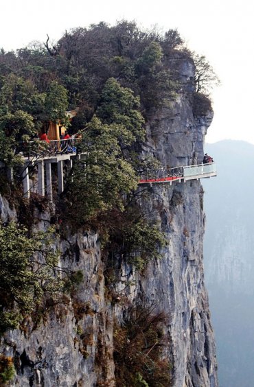 Jembatan diatas gunung yang terbuat dari kaca