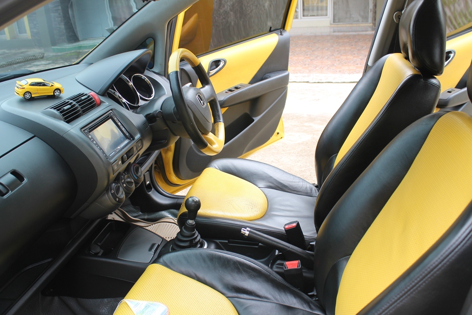 Over Credit Honda Jazz Vtec 2005 MT Limited Edition "Kuning" --> Khusus Pemakai