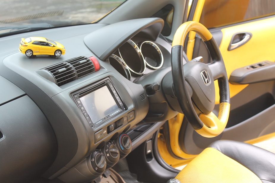 Over Credit Honda Jazz Vtec 2005 MT Limited Edition "Kuning" --> Khusus Pemakai