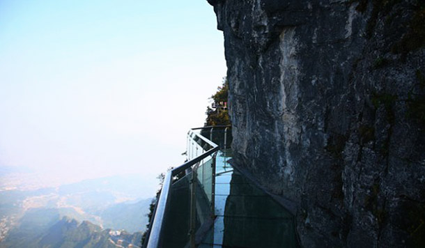 Jembatan diatas gunung yang terbuat dari kaca