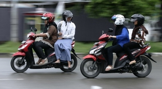 Wanita akan DILARANG mengendarai motor dan sepeda karena termasuk NGANGKANG!