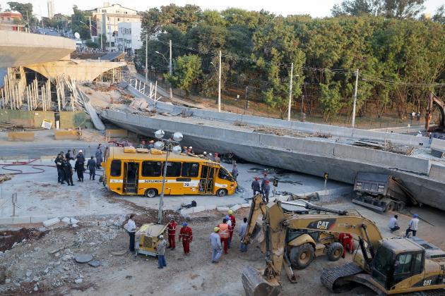 Jembatan di kota VENUE PIALA DUNIA 2014 runtuh