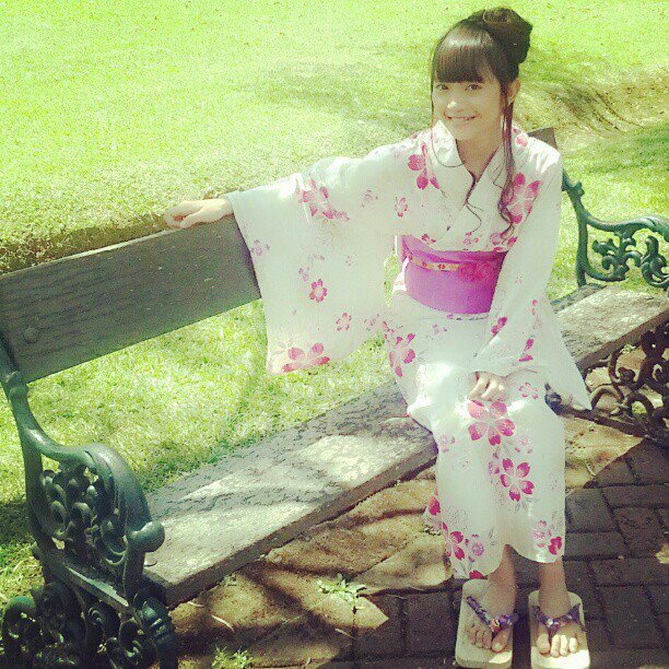 Malem ini sepi banget. Dangdutan bareng Sendy yuk!!!
