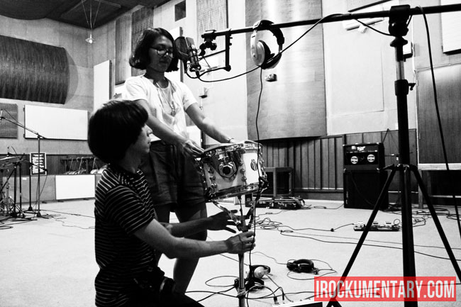 white-shoes--the-couples-company--tuan--nona-mari-berkumpul