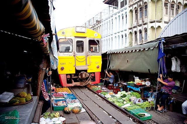 Pasar Maeklong : Pasar Paling Berbahaya diseluruh Alam semesta