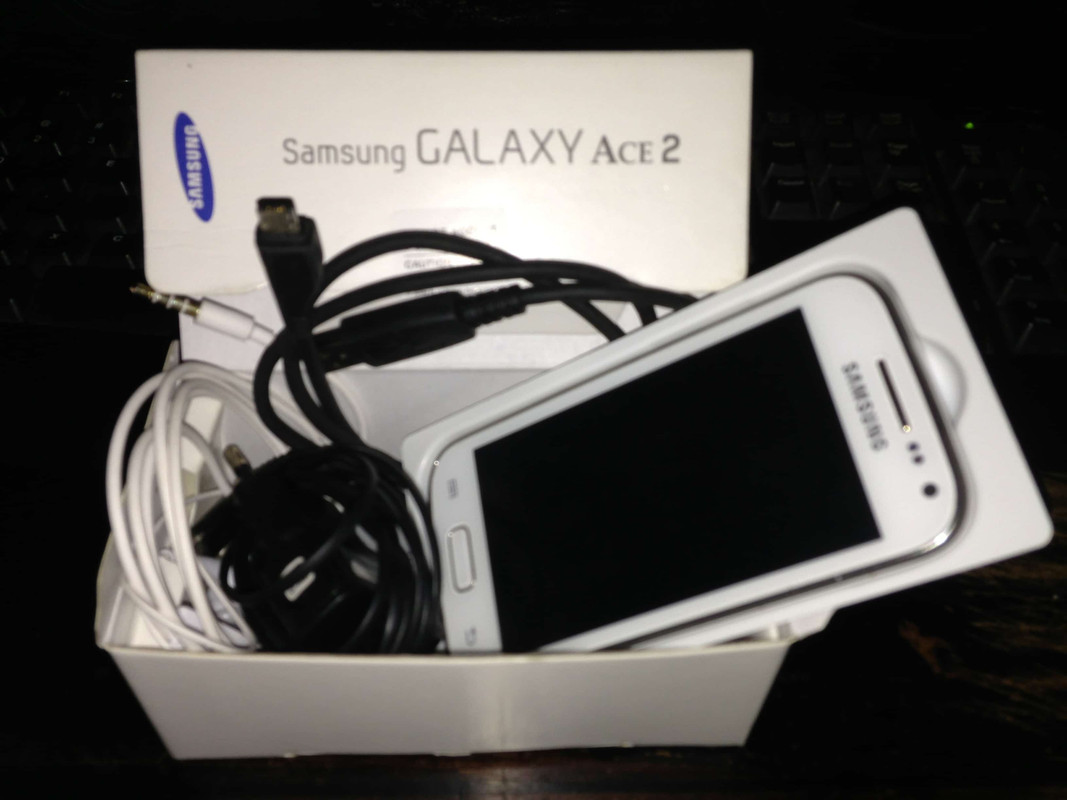 SAMSUNG Galaxy Ace 2 - I8160 Warna Putih. {FullSet} bonus Memory external 16gb