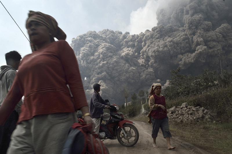 Foto-foto Letusan Terbaru Gunung Sinabung Kemarin. Superb gan.