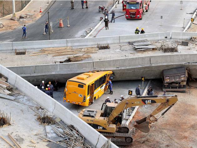 Jembatan di kota VENUE PIALA DUNIA 2014 runtuh