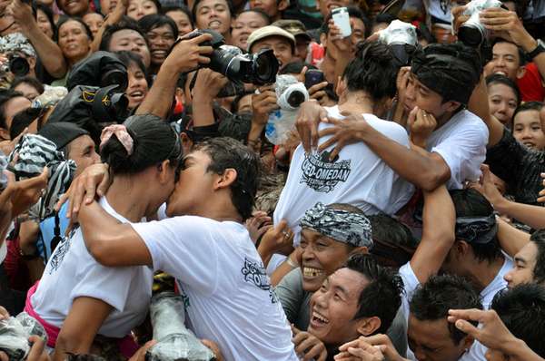 Ritual Ciuman dalam Upacara Med-Medan di Bali