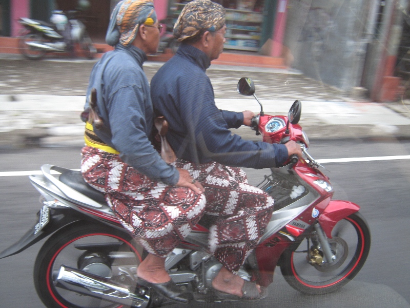 KEBIASAAN-KEBIASAAN BURUK PENGGUNA JALAN DI INDONESIA