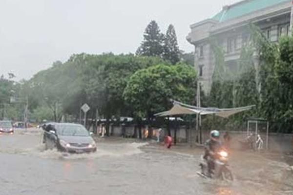 Baru Sejam Hujan, Jakarta Banjir 1/2 meter. Jokowi, mana Jokowi? Jokowi, Banjiirrrrr!