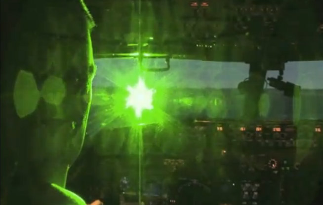 bahaya-sinar-laser-yang-disorot-warga-ambon-membahayakan-penerbangan-pesawat