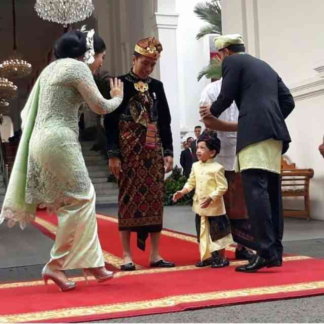 Kebaya batik tampilkan pesona wanita lebih menarik tambah cantik