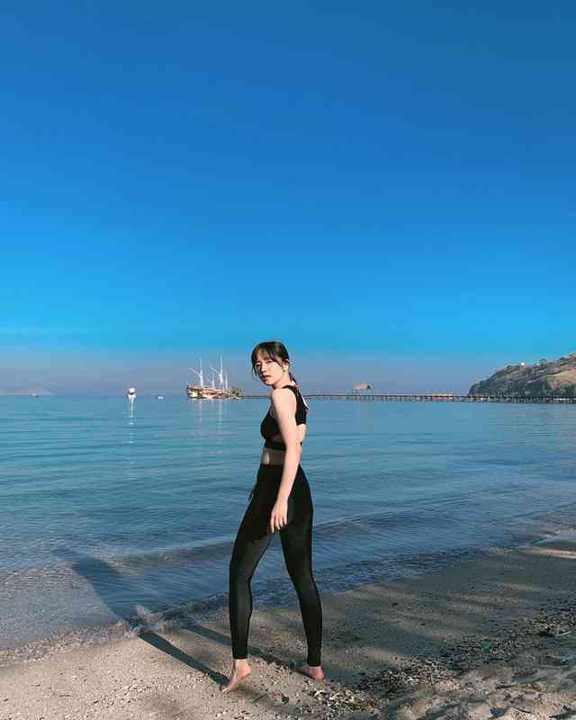 Melihat Instagram Elxi Elvina Dengan Hasrat Terpesona