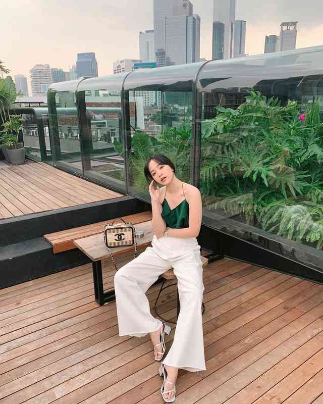 Melihat Instagram Elxi Elvina Dengan Hasrat Terpesona