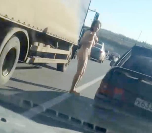 wanita-telanjang-ini-bukan-ditolong-malah-diabadikan-via-ponsel