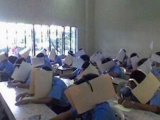 Biasakan jujur, sekolah ini wajibkan siswa menutup wajah saat ujian. + &#91; MEME &#93;