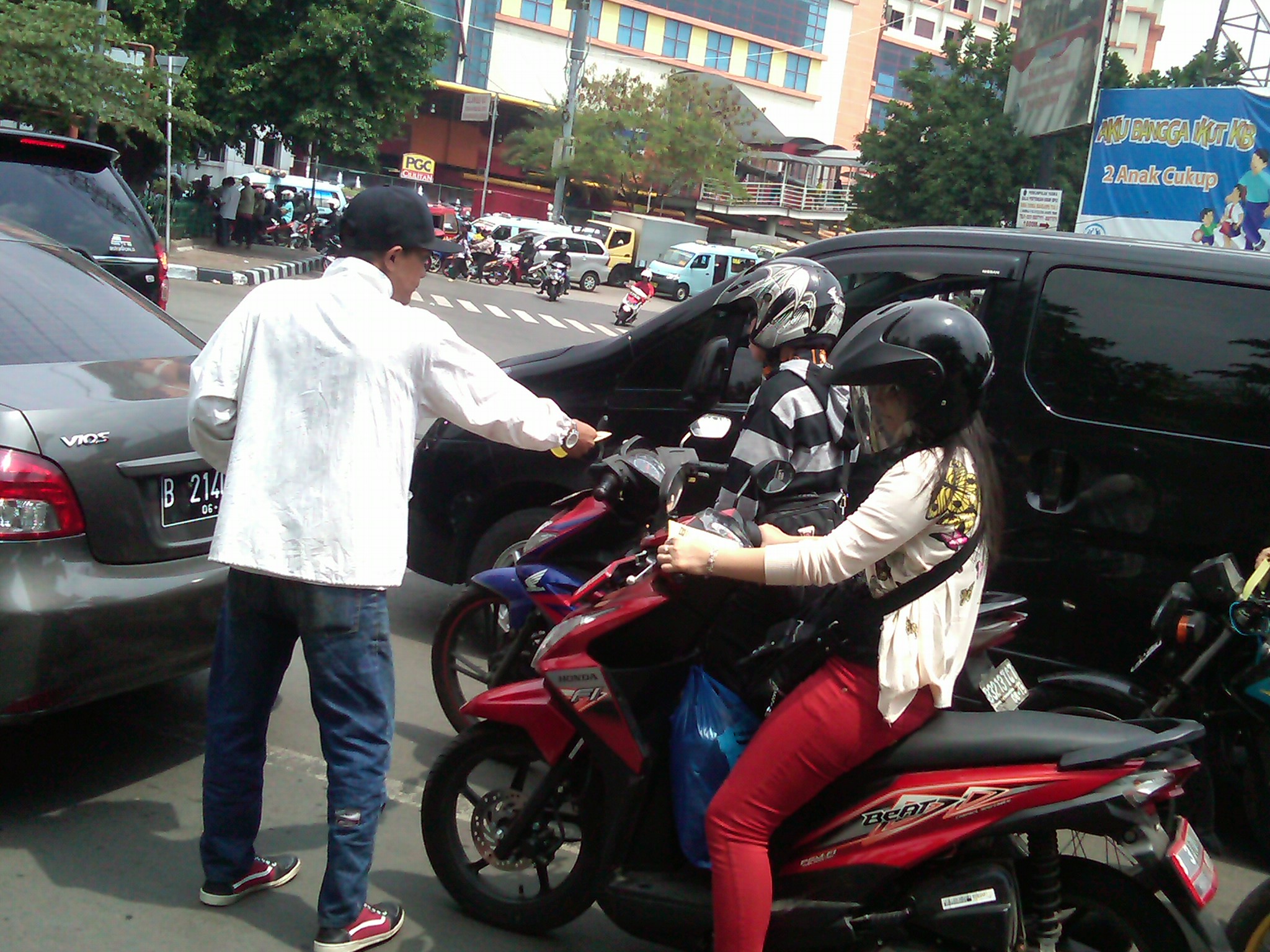Luar Biasa, Hanya Di Indonesia Lo Bisa Menemukan 20 Pekerjaan di Lampu Merah