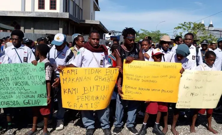 Ratusan Pelajar di Mimika Demo Menolak Program MBG
