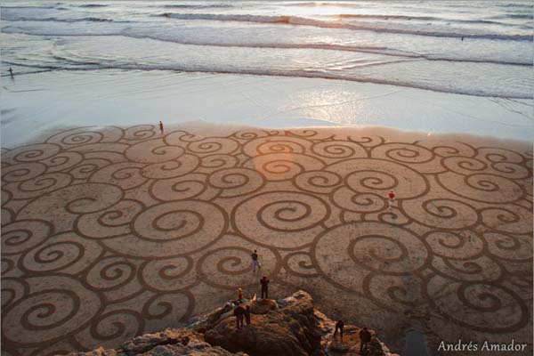 Melukis di hamparan pasir pantai..Amazing