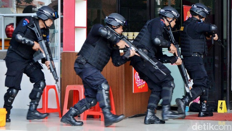 Lelaki Bercadar Serang Mapolres Banyumas, 2 Polisi Luka Bacok