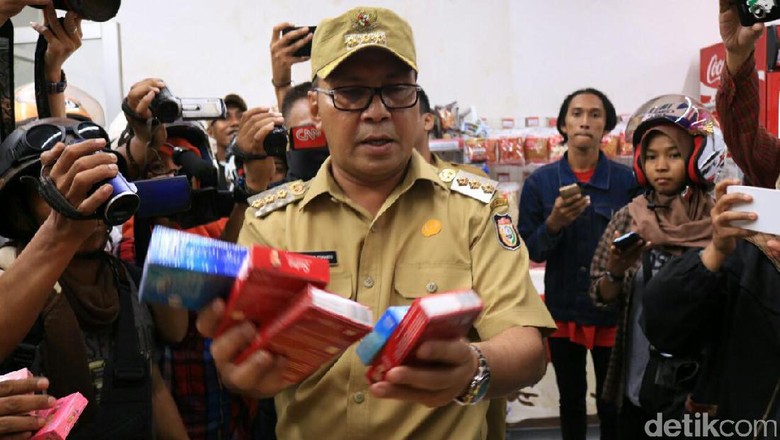Malam Valentine, Walkot Makassar Razia Kondom di Mini Market