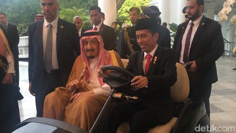 saat-jokowi-sopiri-raja-salman-di-istana-bogor