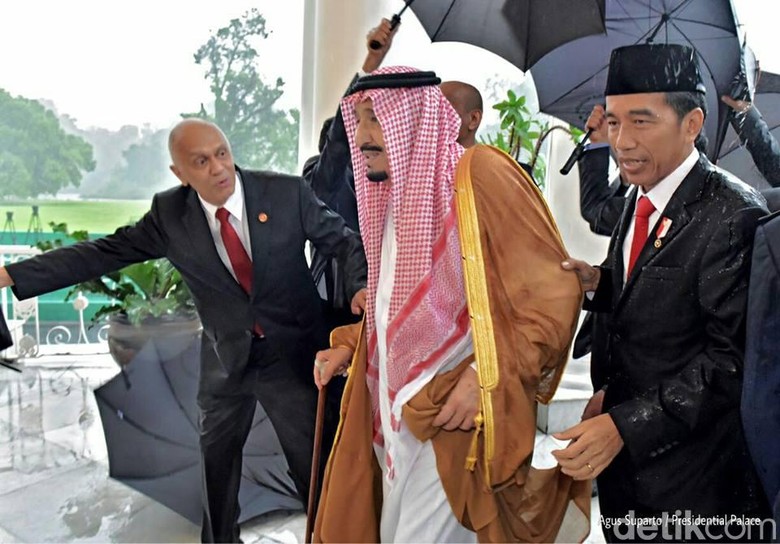 Jasnya Basah Saat Sambut Raja Salman, Jokowi: Semoga Berkah