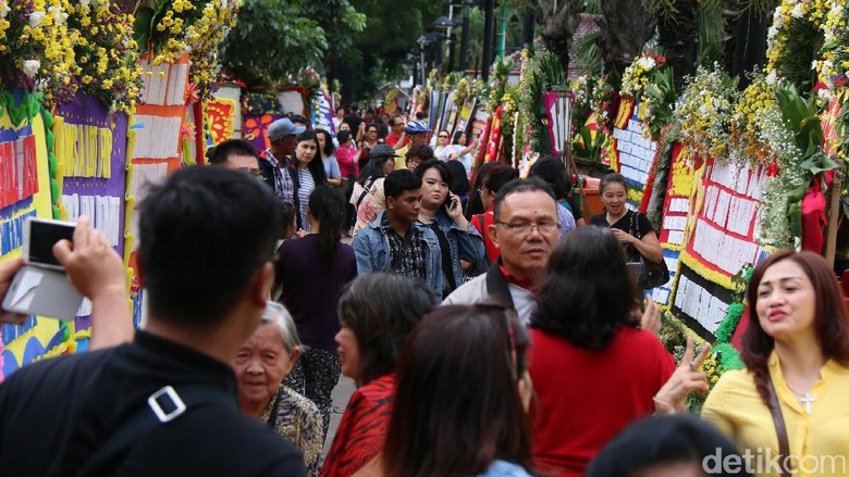 Karangan Bunga Ahok-Djarot Jadi Obyek Wisata Saat Liburan