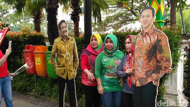 Warga Ingin Berfoto, 'Ahok-Djarot' Dikeluarkan dari Balai Kota