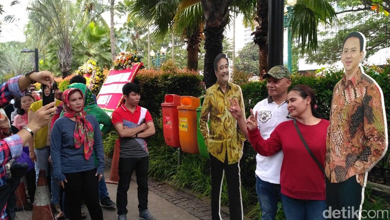 Warga Ingin Berfoto, 'Ahok-Djarot' Dikeluarkan dari Balai Kota