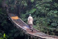 Menengok Jembatan Gantung Mengerikan Penghubung Jakarta-Depok !!!