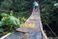 Menengok Jembatan Gantung Mengerikan Penghubung Jakarta-Depok !!!