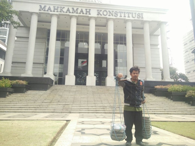 Dilarang Jualan Cobek di Ruang Sidang MK, Tajudin Kecewa