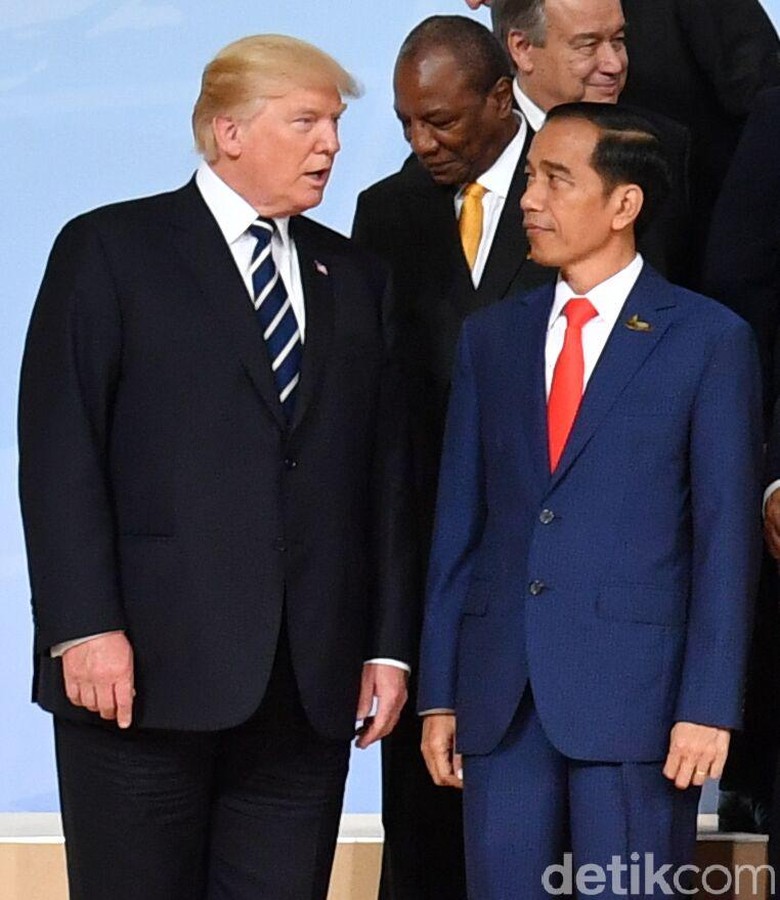 Di KTT G20, Jokowi Diapit Trump dan Macron