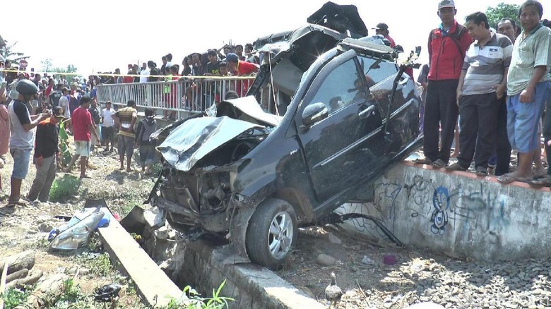 Tabrakan KA Kaligung VS Avanza, Satu Keluarga Tewas