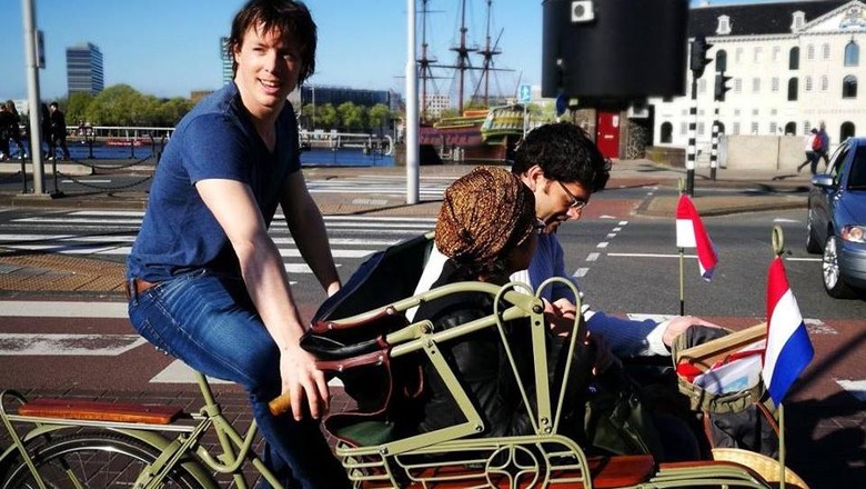 Bule Ganteng Ini Milih Jadi Tukang Becak di Amsterdam, SALUT!!