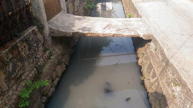 Warga Kebon Jeruk Keluhkan Air Got yang Berubah Jadi Ungu Tiap Sore