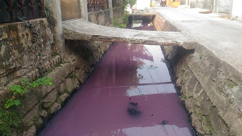 Warga Kebon Jeruk Keluhkan Air Got yang Berubah Jadi Ungu Tiap Sore