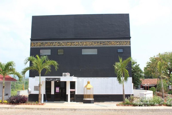 Wow, Ada Masjid Unik Berbentuk Ka'bah di Subang