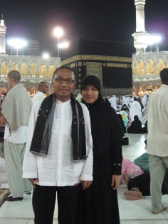 BOLEH GA SIH PAKE PAKAIAN BIASA DALEM MASJIDIL HARAM..??? INI PENAMPAKANNYA GAN.